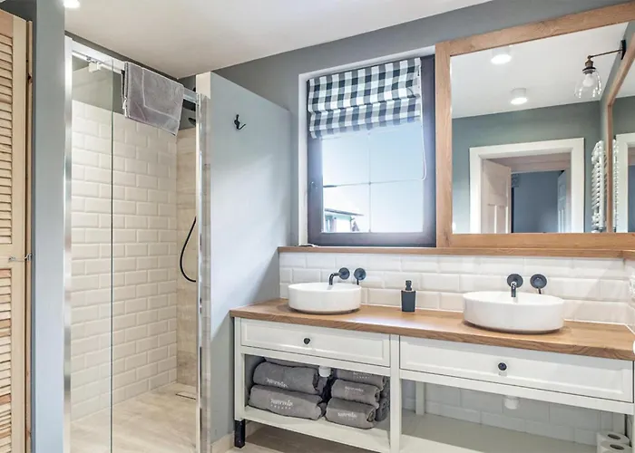 2 Bedroom Awesome In Holiday home *